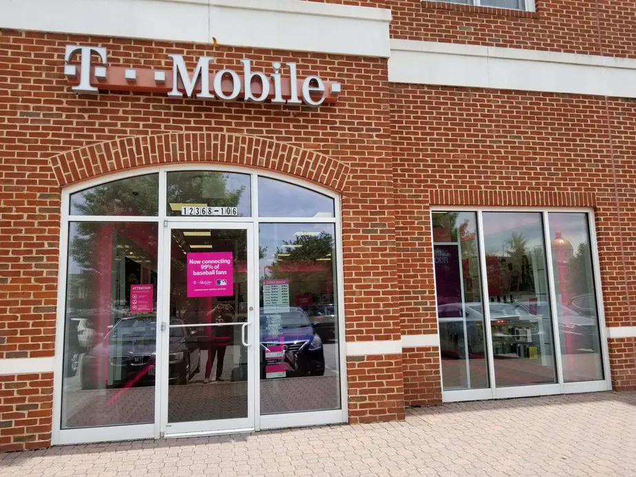 Foto del exterior de la tienda T-Mobile en Warwick Blvd & University Pl, Newport News, VA