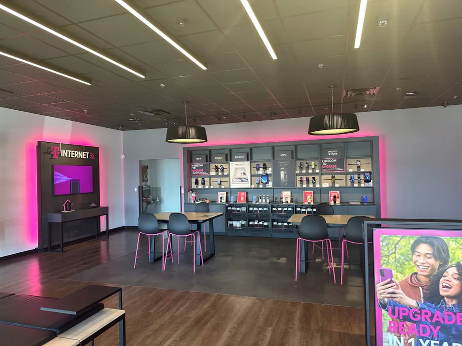 Foto del interior de la tienda T-Mobile en Golden Hills Plaza, Paso Robles, CA