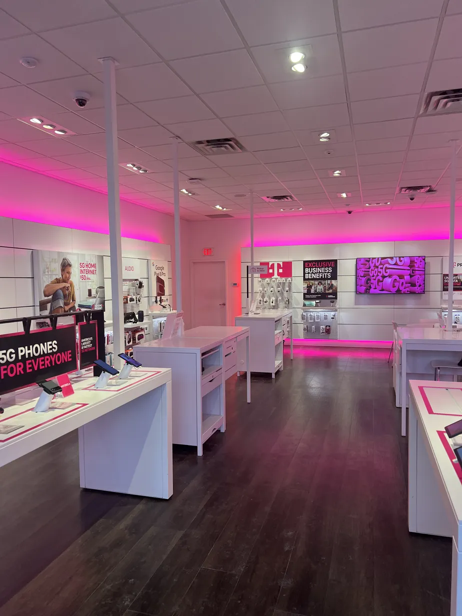  Interior photo of T-Mobile Store at W County Rd B2 & Fairview Ave, Roseville, MN 