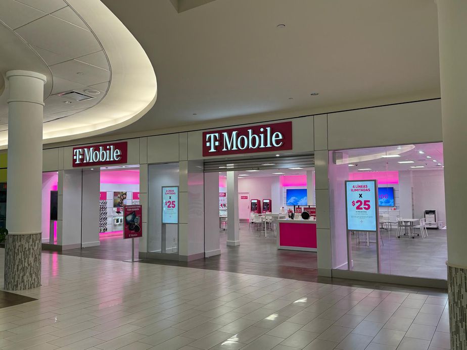 Exterior photo of T-Mobile Store at Plaza Del Caribe, Ponce, PR