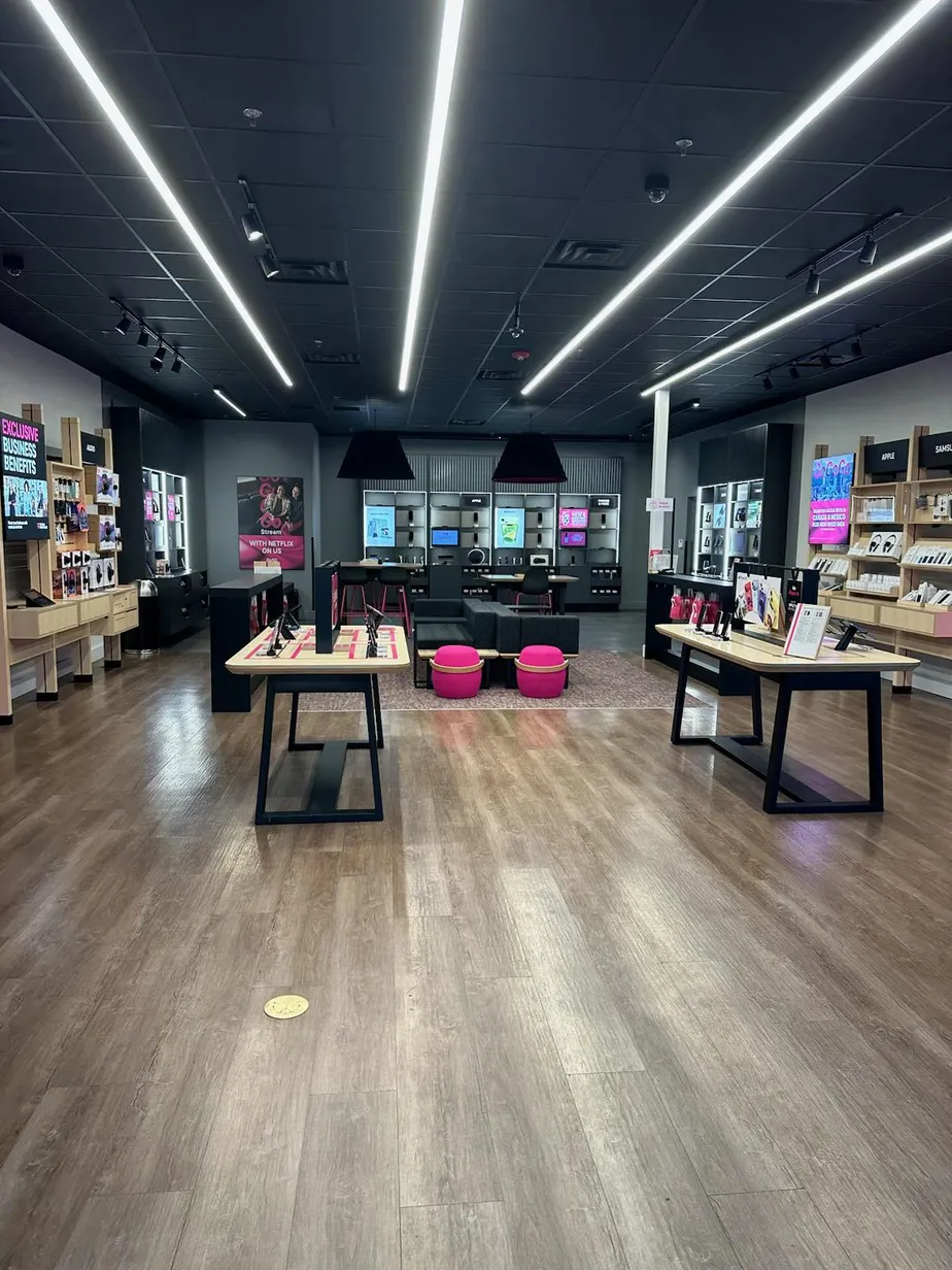 Foto del interior de la tienda T-Mobile en Jordan Landing, West Jordan, UT