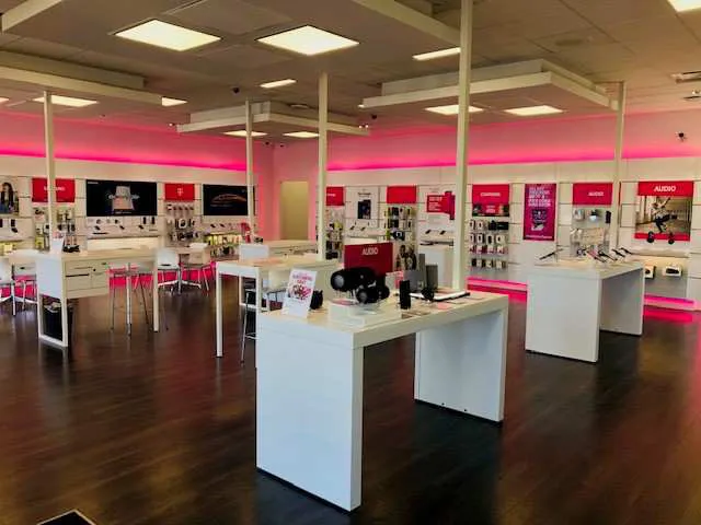 Foto del interior de la tienda T-Mobile en I-5 & Chemawa, Keizer, OR