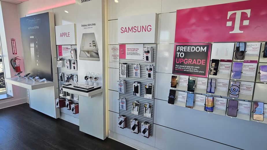 Interior photo of T-Mobile Store at 106th & Ewing, Chicago, IL
