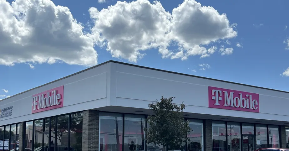 Foto del exterior de la tienda T-Mobile en Cassinelli Square, Cincinnati, OH