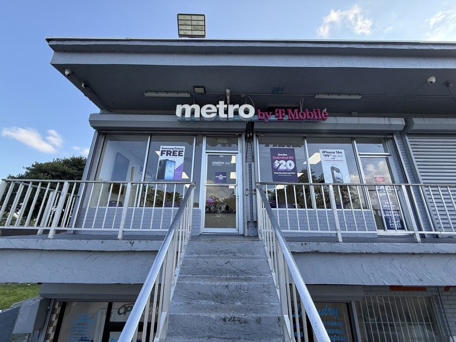 Metro by T-Mobile 2290 NW 28th St - 2290 NW 28th St 
