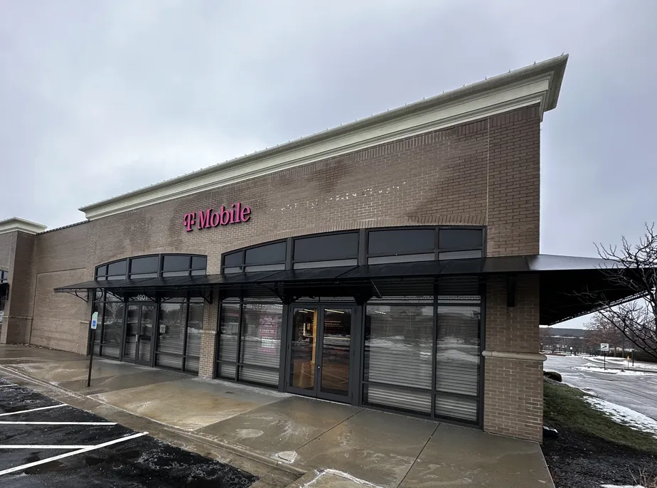  Exterior photo of T-Mobile Store at Town Center Plaza, Leawood, KS 