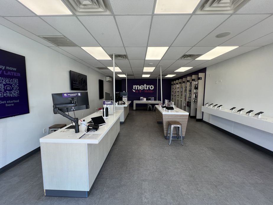 Metro by T-Mobile 1455 W Buckingham Rd - 1455 W Buckingham Rd 