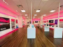 Foto del interior de la tienda T-Mobile en Plaza Las Vegas, Vega Baja, PR
