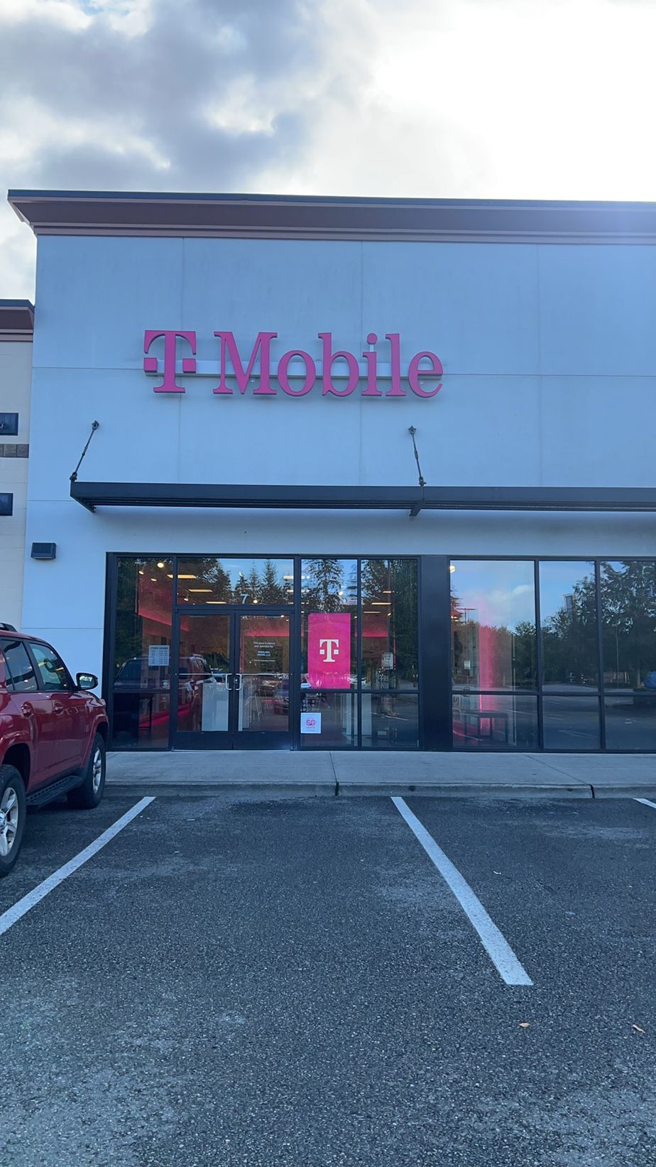 Exterior photo of T-Mobile Store at Gateway Shopping Center, Marysville, WA
