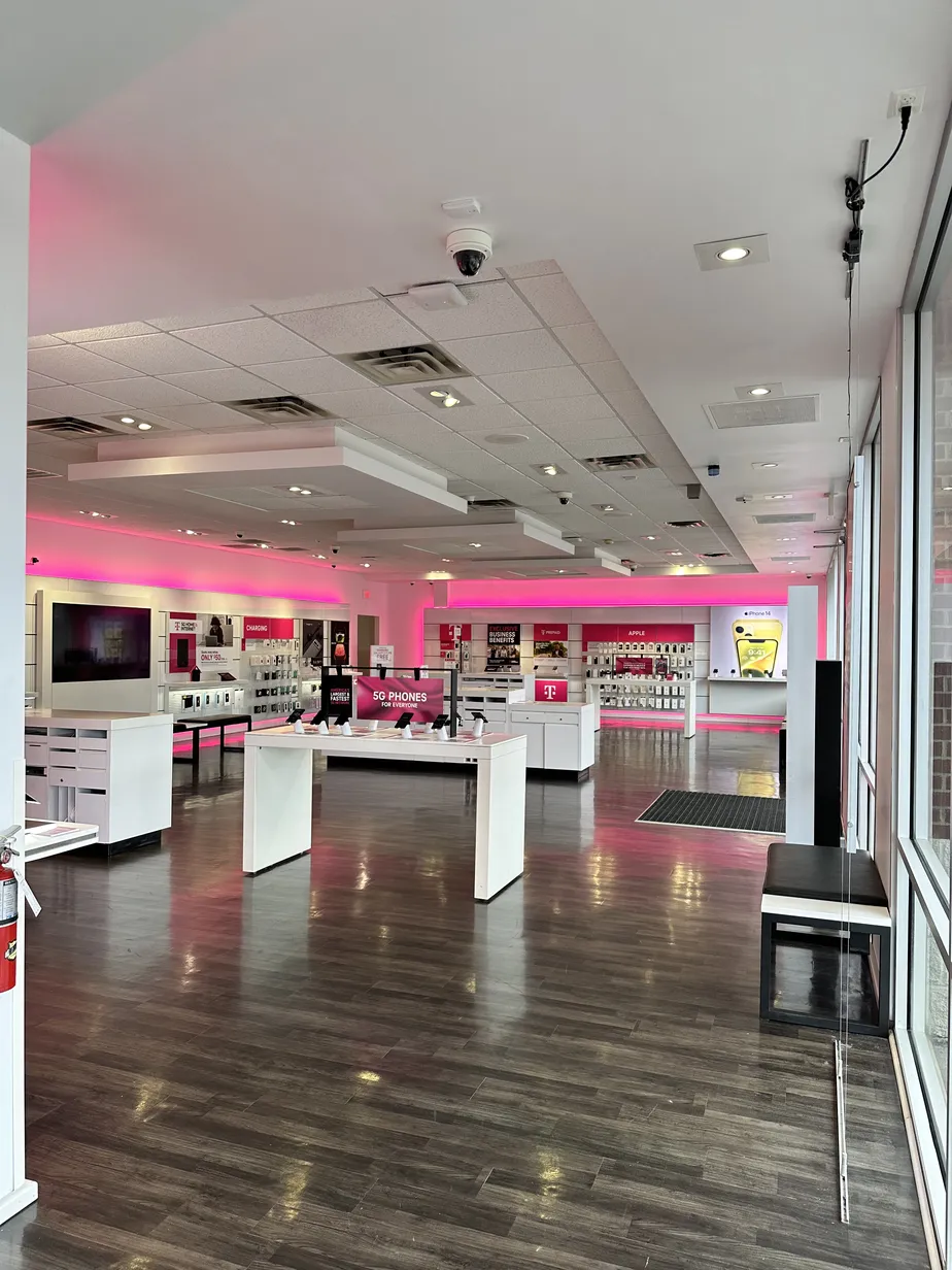 Foto del interior de la tienda T-Mobile en Phoenix Dr, Virginia Beach, VA
