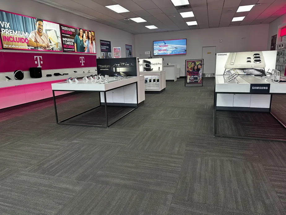 Foto del interior de la tienda T-Mobile en Wicks Rd & Hamilton Ave, Brentwood, NY