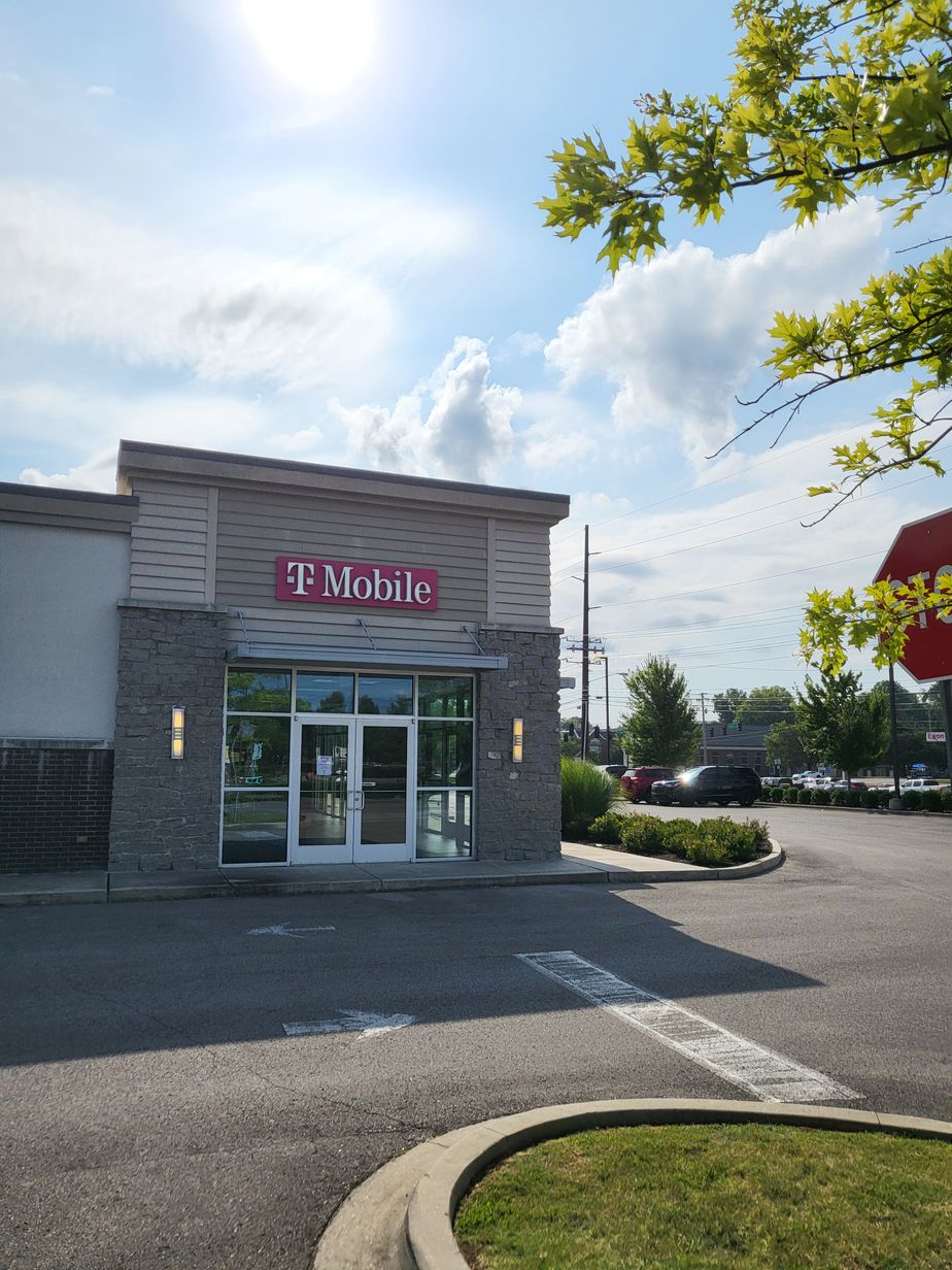 Exterior photo of T-Mobile Store at Kingston Pike & N Cedar Bluff Rd, Knoxville, TN