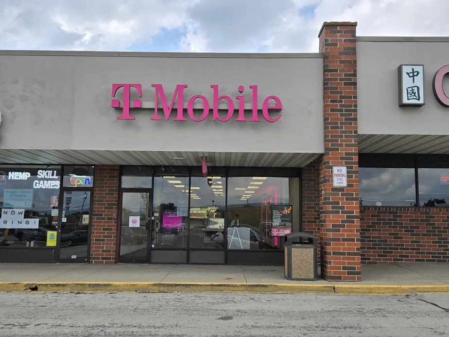  Exterior photo of T-Mobile Store at Country Side Plz & Countryside Plz, Mt Pleasant, PA 