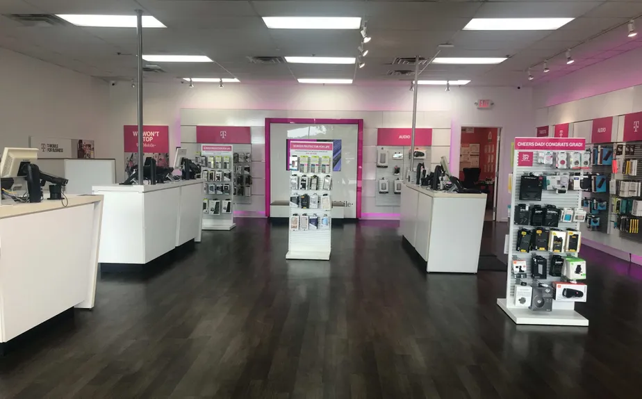 Exterior photo of T-Mobile store at Duluth Hwy & Lawrenceville Suwanee, Lawrenceville, GA