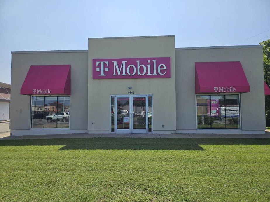 Exterior photo of T-Mobile Store at Dixie Hwy at The Waterson, Louisville, KY
