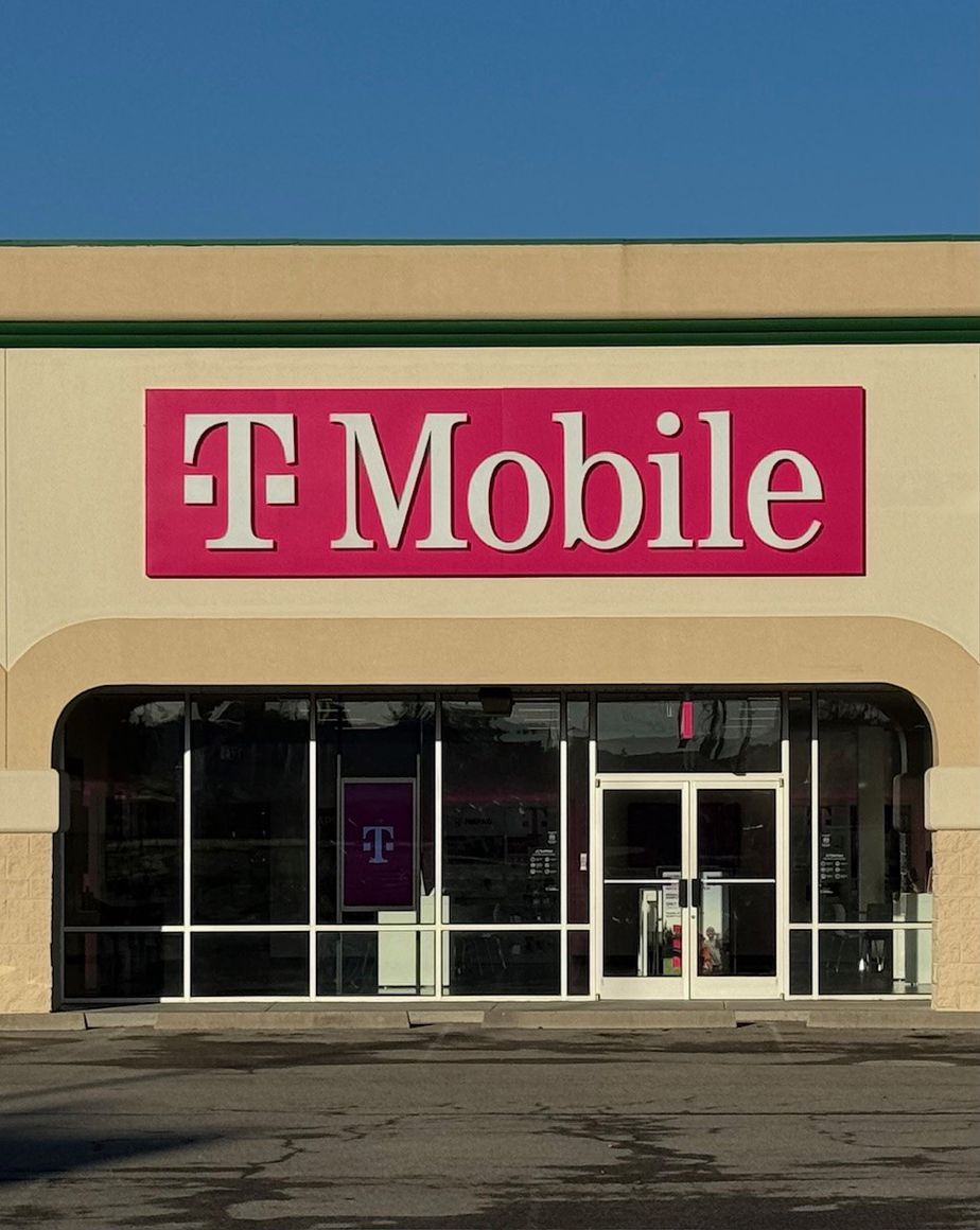 Exterior photo of T-Mobile Store at Broadway & Chucky, Jefferson City, TN