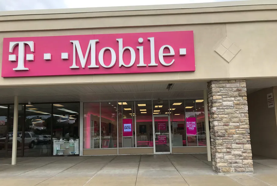  Exterior photo of T-Mobile store at W Taft Ave & Main St, Sapulpa, OK 