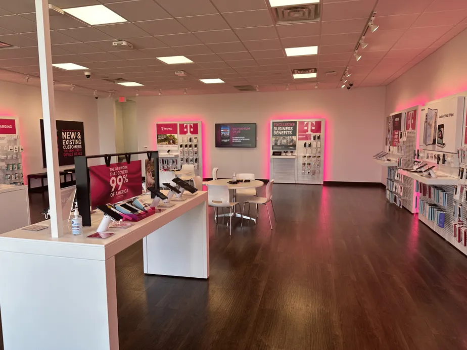 Foto del interior de la tienda T-Mobile en N 14th Ave & Soule St, Dodge City, KS