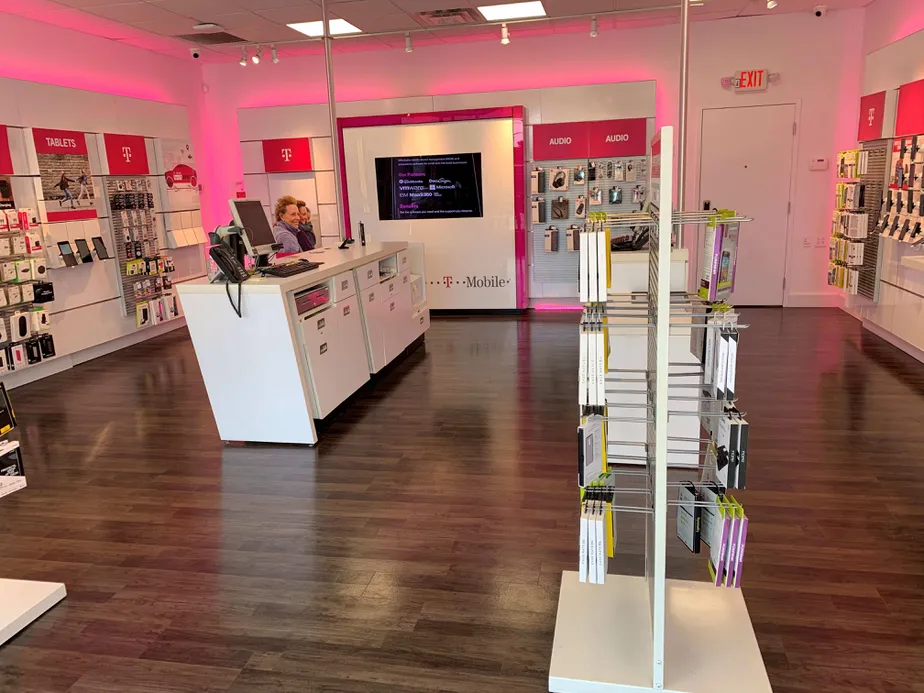  Interior photo of T-Mobile Store at W 5th & Northwest Blvd, Columbus, OH 