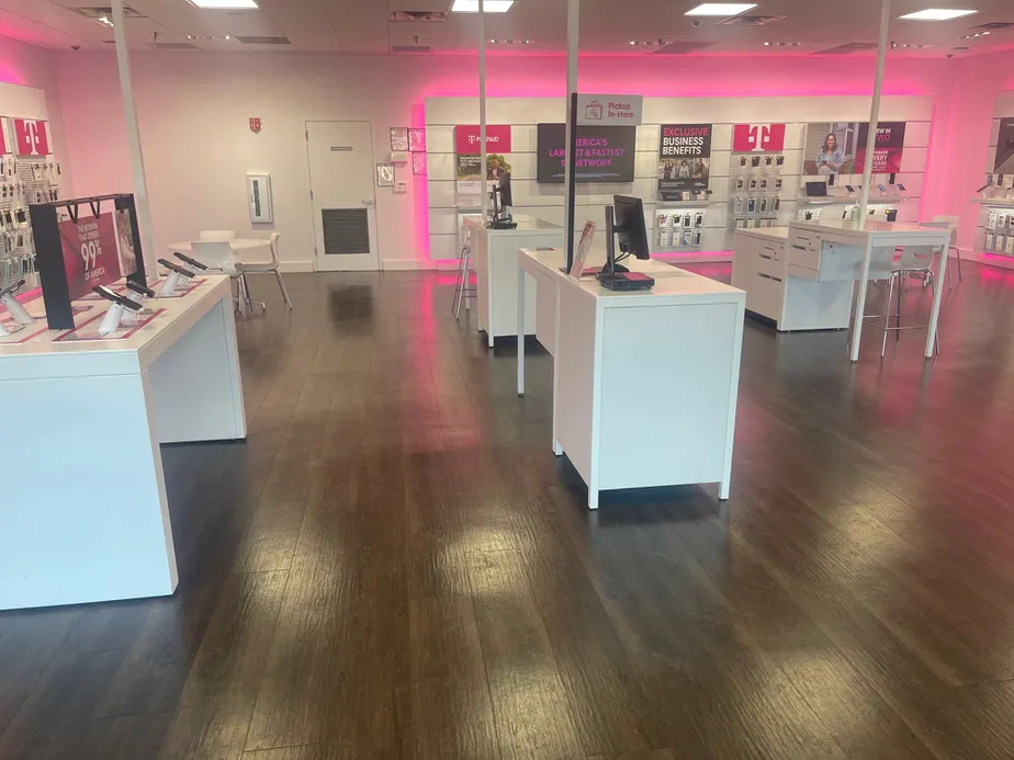 Foto del interior de la tienda T-Mobile en Beach Blvd & Eisenhower Dr, Biloxi, MS