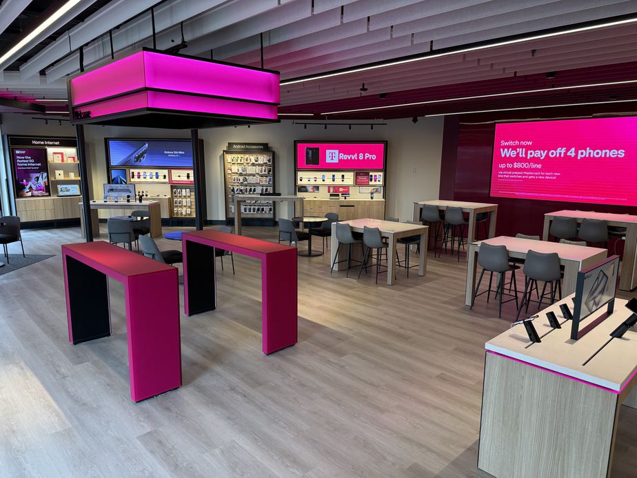  Interior photo of T-Mobile Store at County Rd 42 & Burnhaven Dr, Burnsville, MN 