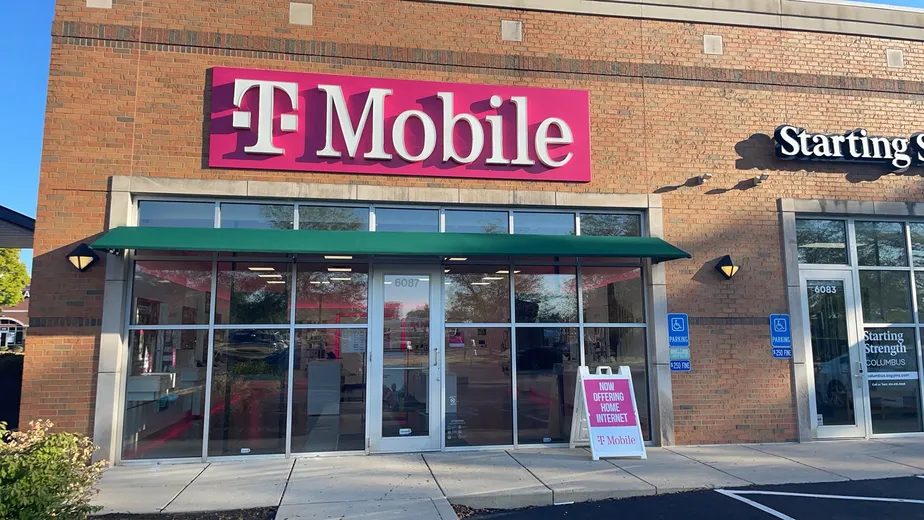  Exterior photo of T-Mobile Store at Tuttle Crossing & Paul Blazer, Dublin, OH 