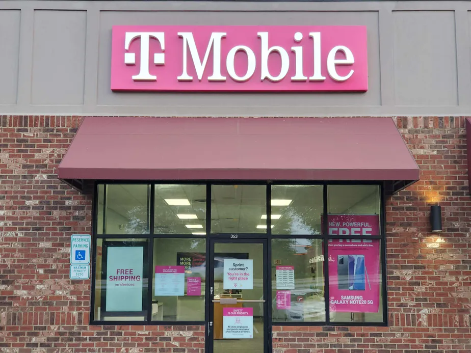 Foto del exterior de la tienda T-Mobile en E Hanes Mill Rd & Summit Square Blvd, Winston Salem, NC
