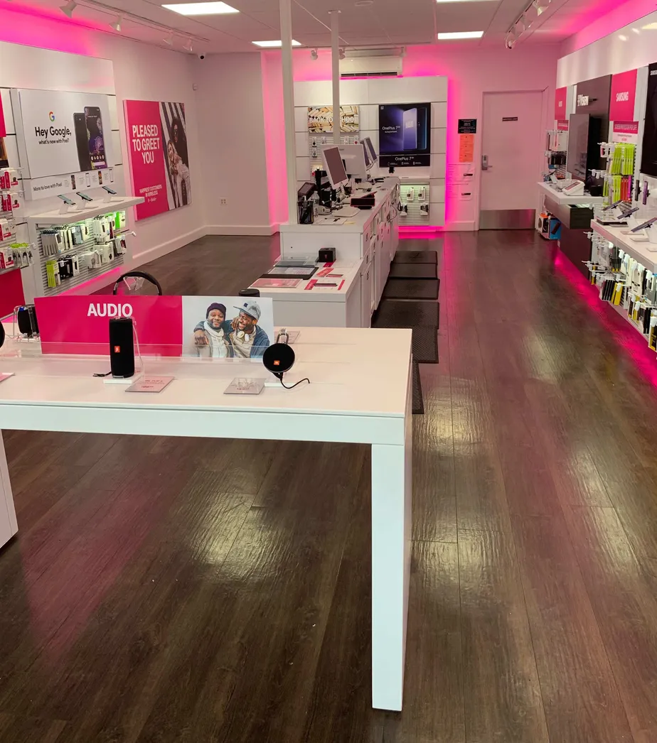 Foto del interior de la tienda T-Mobile en Newkirk Ave & E 16th St, Brooklyn, NY