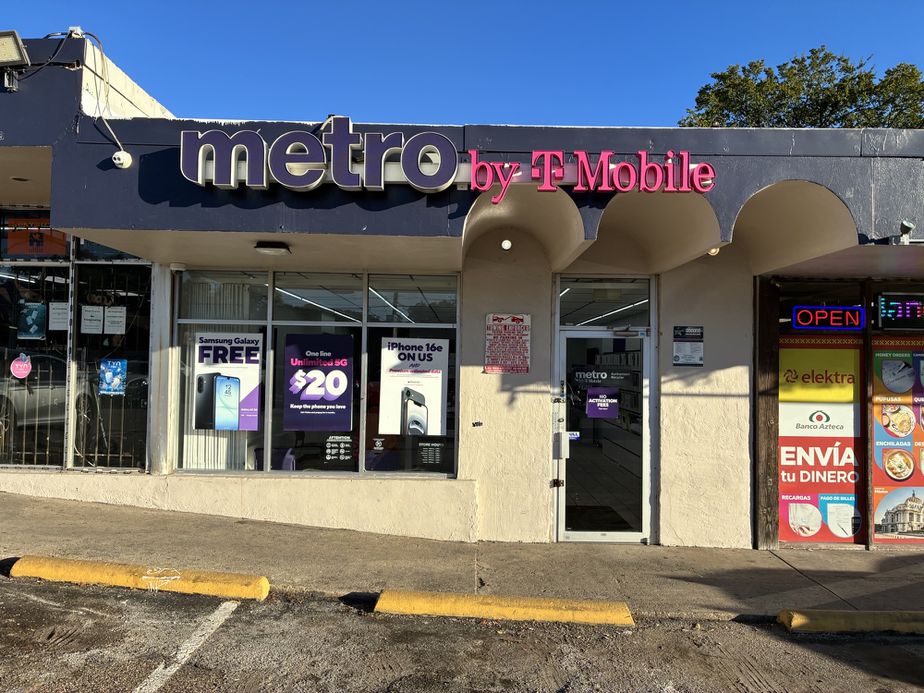 Metro by T-Mobile 4818 Gaston Ave - 4818 Gaston Ave 