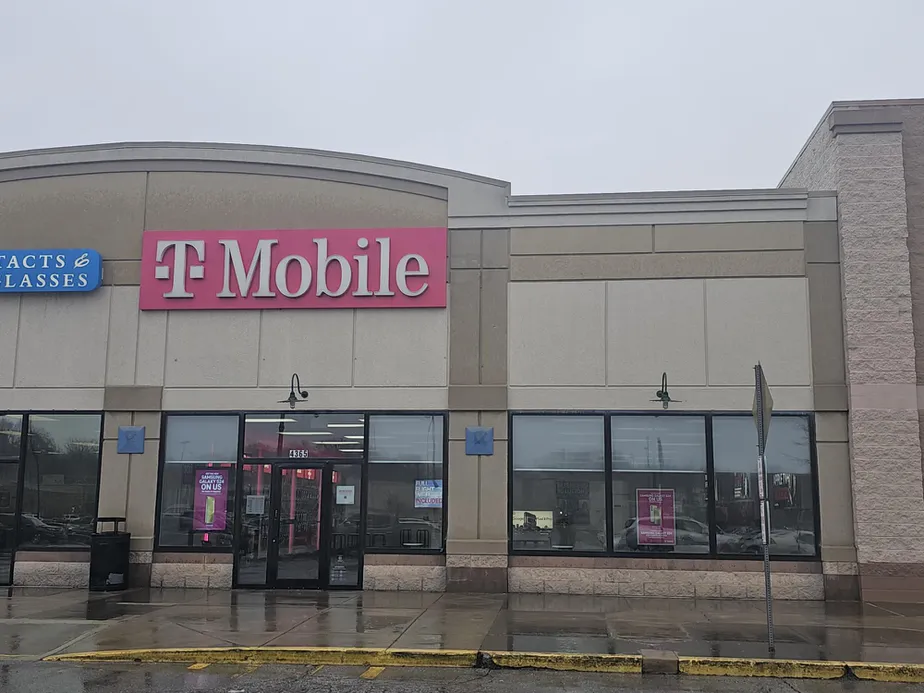 Foto del exterior de la tienda T-Mobile en Chouteau Crossings, Kansas City, MO