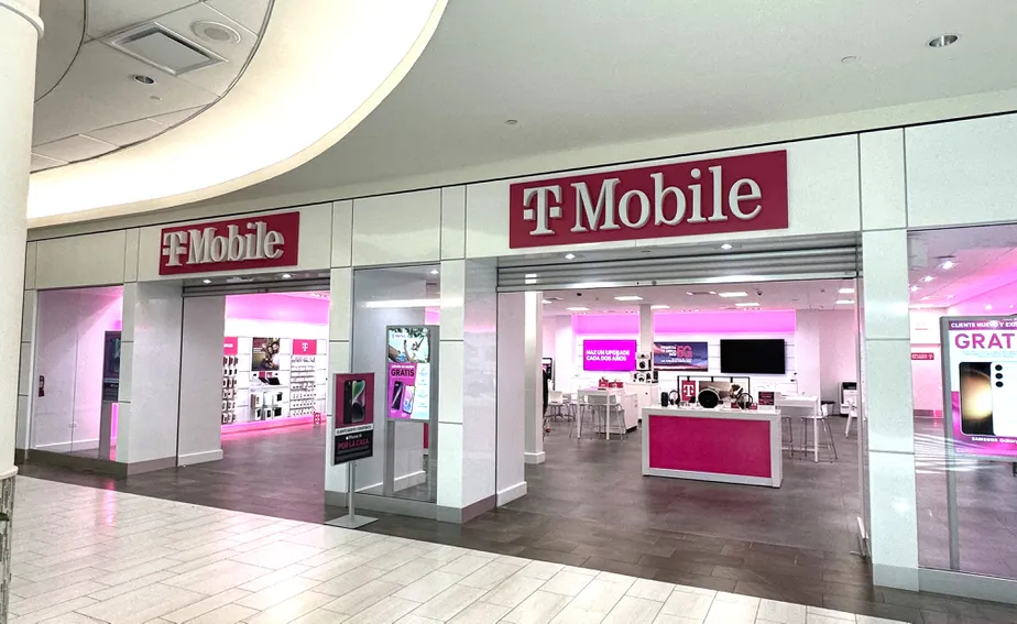 Exterior photo of T-Mobile Store at Plaza Del Caribe, Ponce, PR
