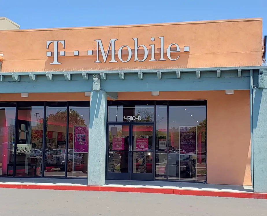 Foto del exterior de la tienda T-Mobile en Camino De La Plaza & Willow, San Ysidro, CA