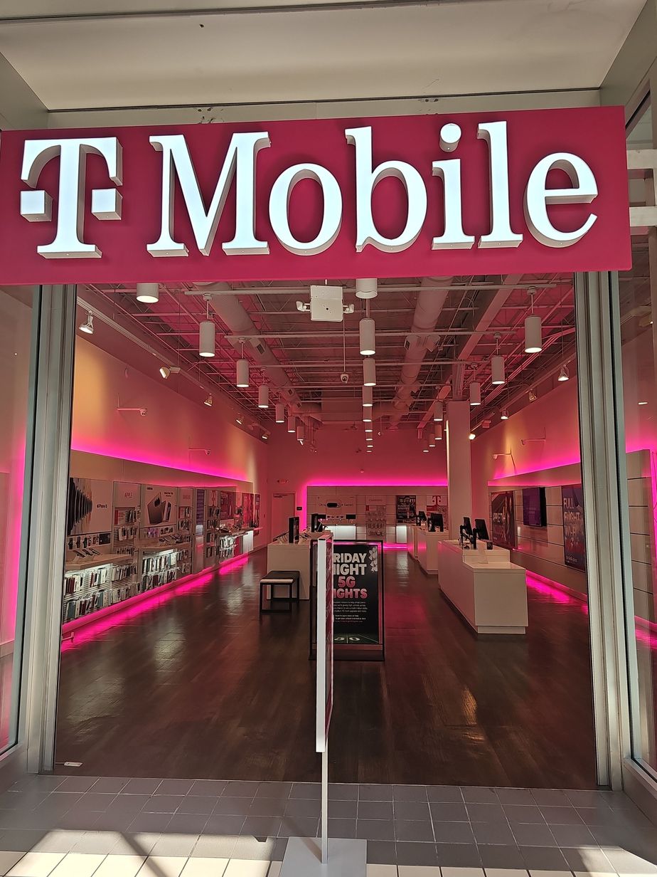 Exterior photo of T-Mobile Store at Colonial Park Mall, Harrisburg, PA