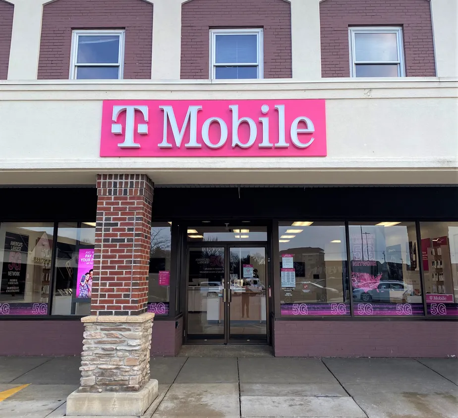  Exterior photo of T-Mobile Store at Lake Shore Blvd & Larimar Dr, Willowick, OH 