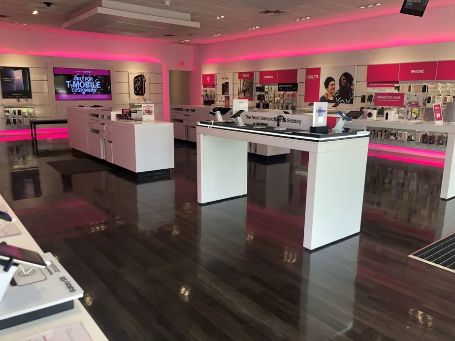 Exterior photo of T-Mobile store at Hillsboro Blvd & Powerline Rd, Deerfield Beach, FL