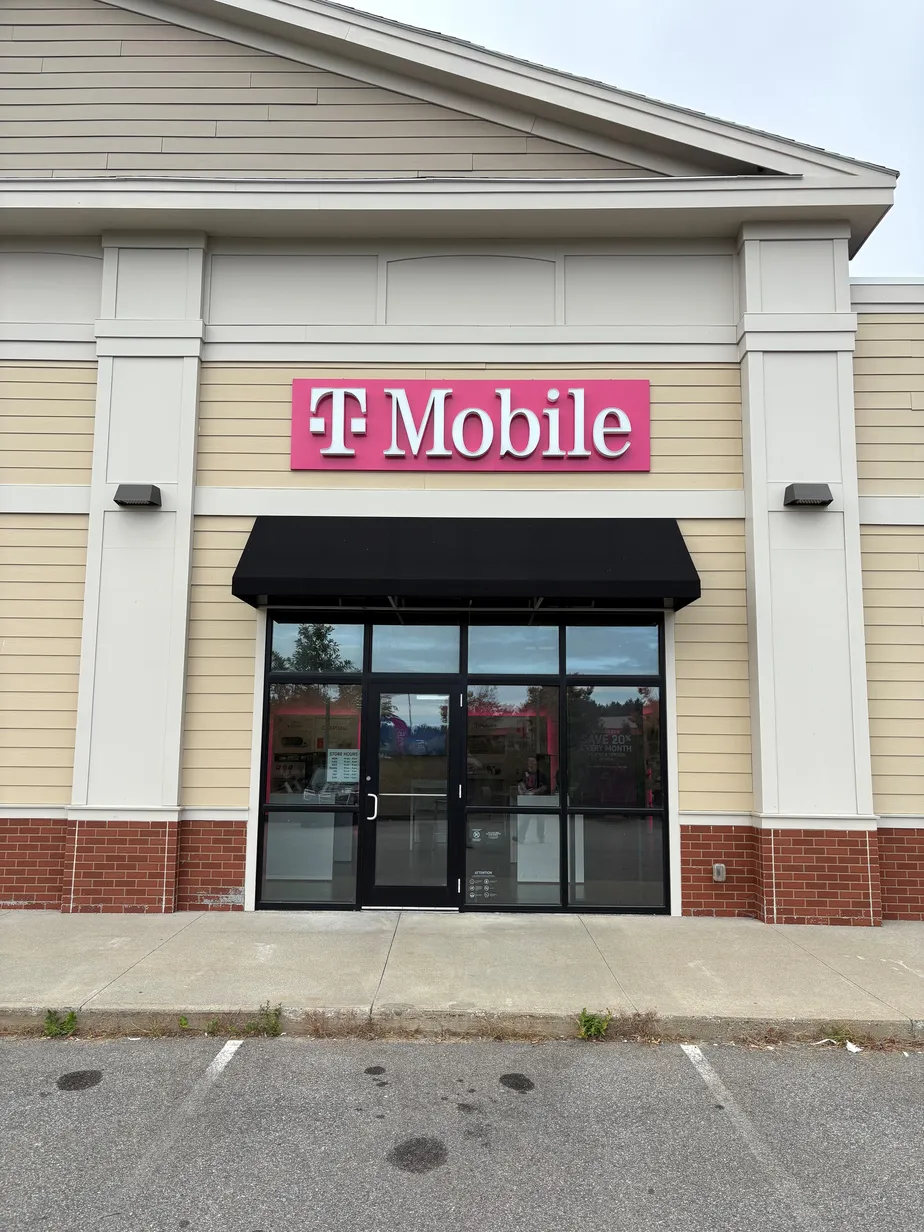  Exterior photo of T-Mobile Store at Thomaston Commons, Thomaston, ME 