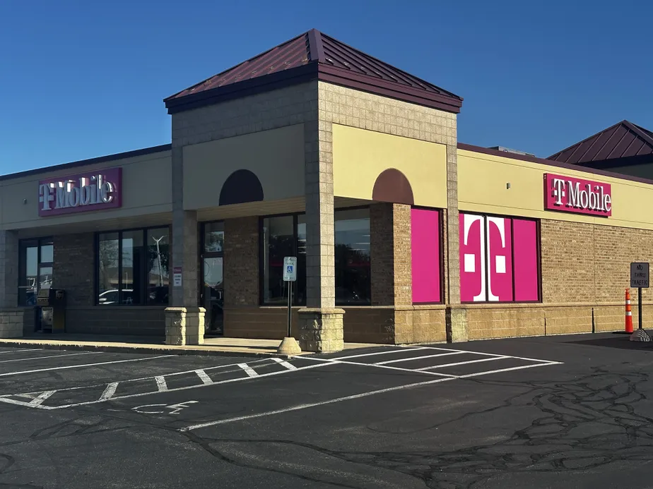  Exterior photo of T-Mobile Store at Madison & Lexington, Fort Atkinson, WI 