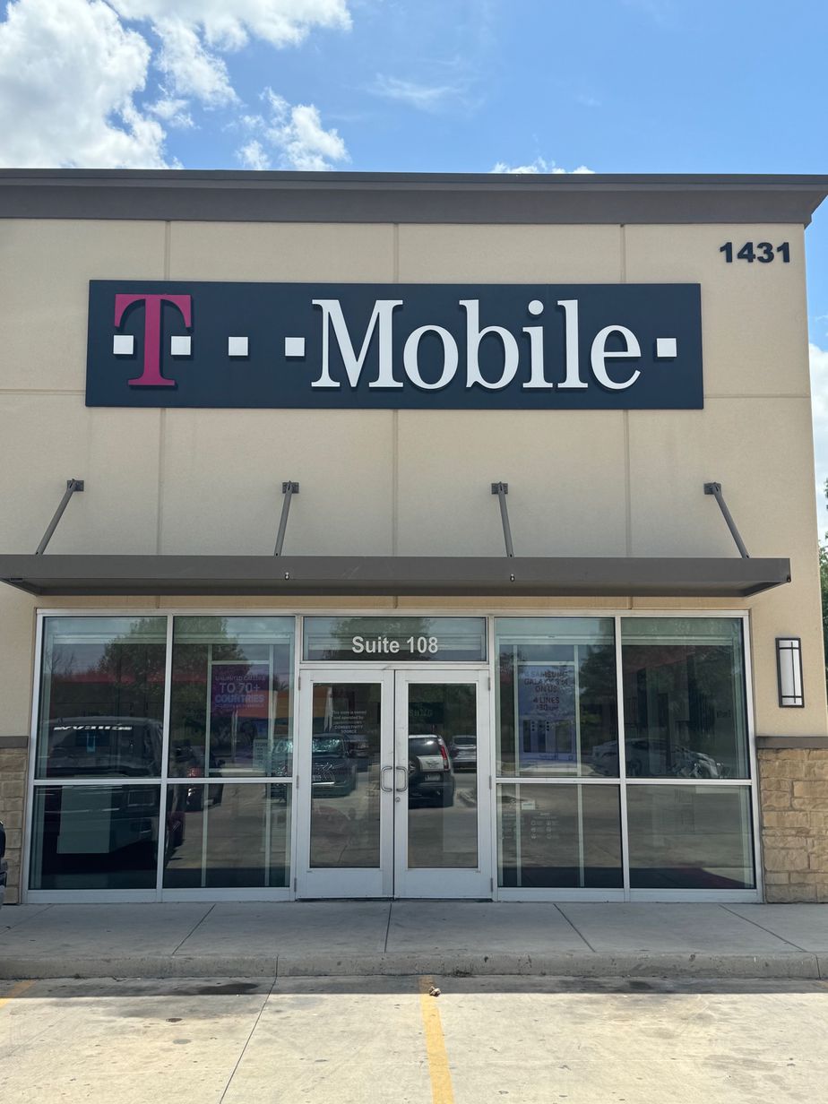 Exterior photo of T-Mobile Store at Palo Alto Rd & I-35, San Antonio, TX