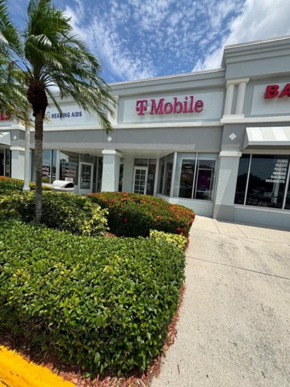 Exterior photo of T-Mobile Store at Gladiolus Dr & Mcgregor Blvd, Fort Myers, FL
