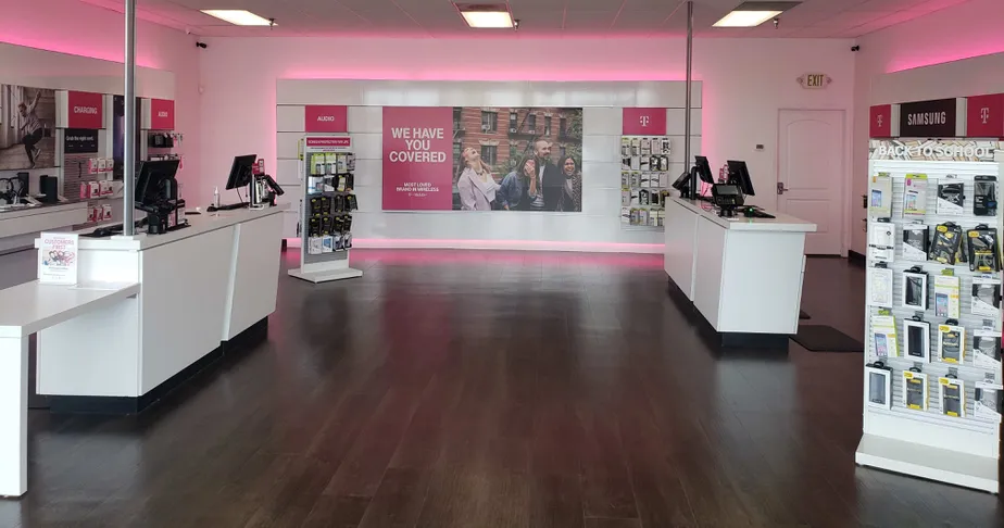 Foto del interior de la tienda T-Mobile en Sagamore & Salisbury, West Lafayette, IN
