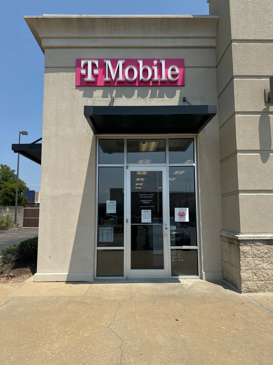  Exterior photo of T-Mobile Store at E Cnty Line Rd & Ridgewood Rd, Ridgeland, MS 