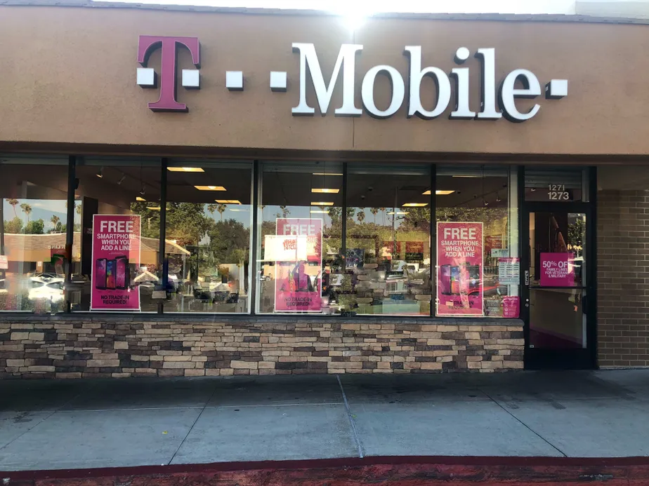 Exterior photo of T-Mobile store at Lake & Washington, Pasadena, CA