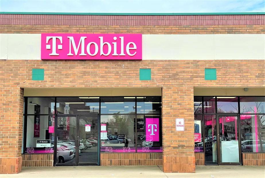 Exterior photo of T-Mobile store at Lindell Blvd & Mcpherson Ave, St. Louis, MO