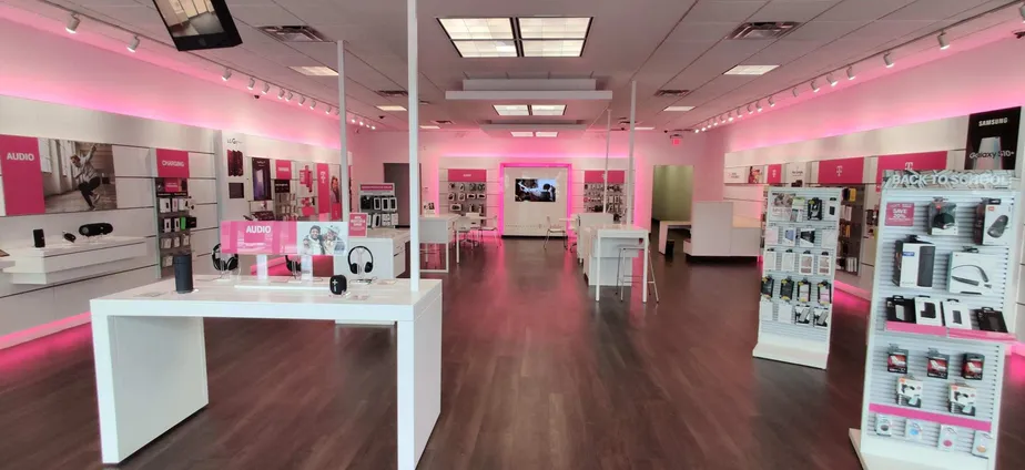 Foto del interior de la tienda T-Mobile en Rt 20 & Rt 306, Mentor, OH