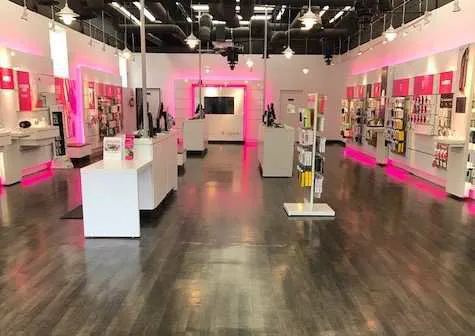 Foto del interior de la tienda T-Mobile en San Fernando Rd & Maclay Ave, San Fernando, CA