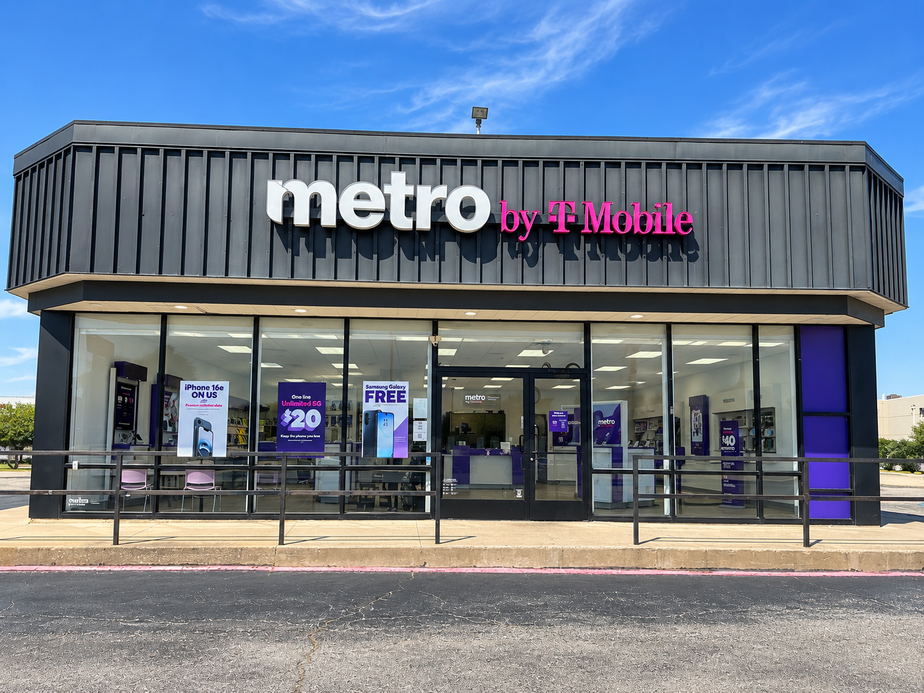 Metro by T-Mobile 5010 S. Hulen - 5010 S. Hulen 