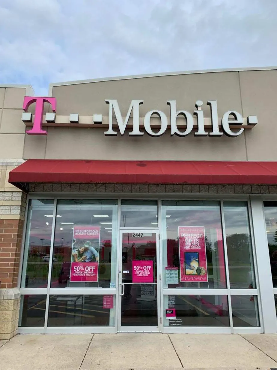 Exterior photo of T-Mobile store at Route 31 & Blake, Mchenry, IL