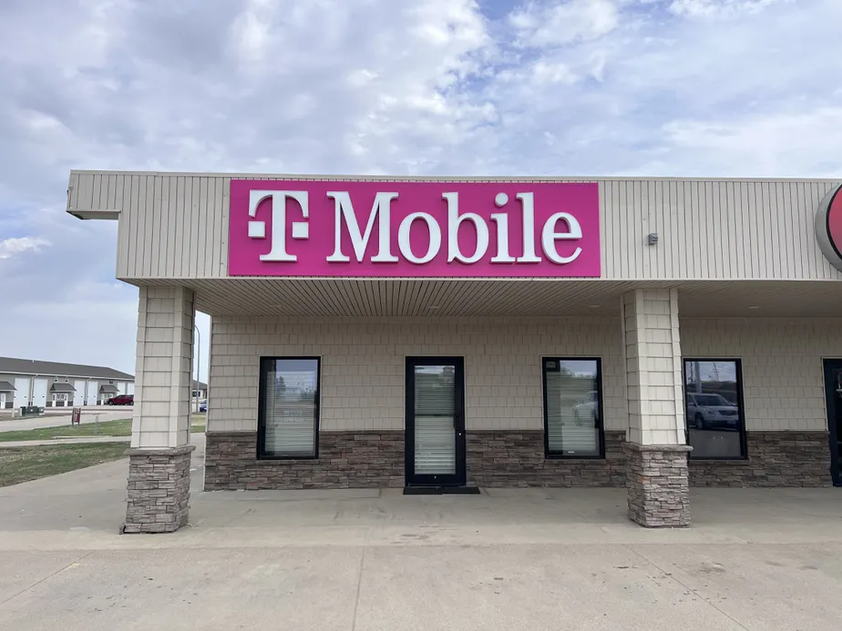  Exterior photo of T-Mobile Store at US 18 & Runger, Sheldon, IA 
