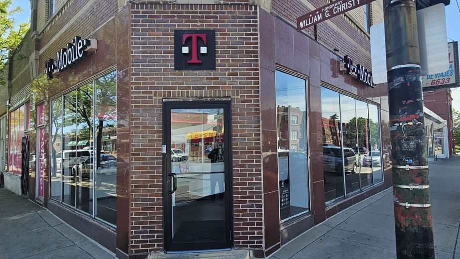 Exterior photo of T-Mobile Store at 106th & Ewing, Chicago, IL