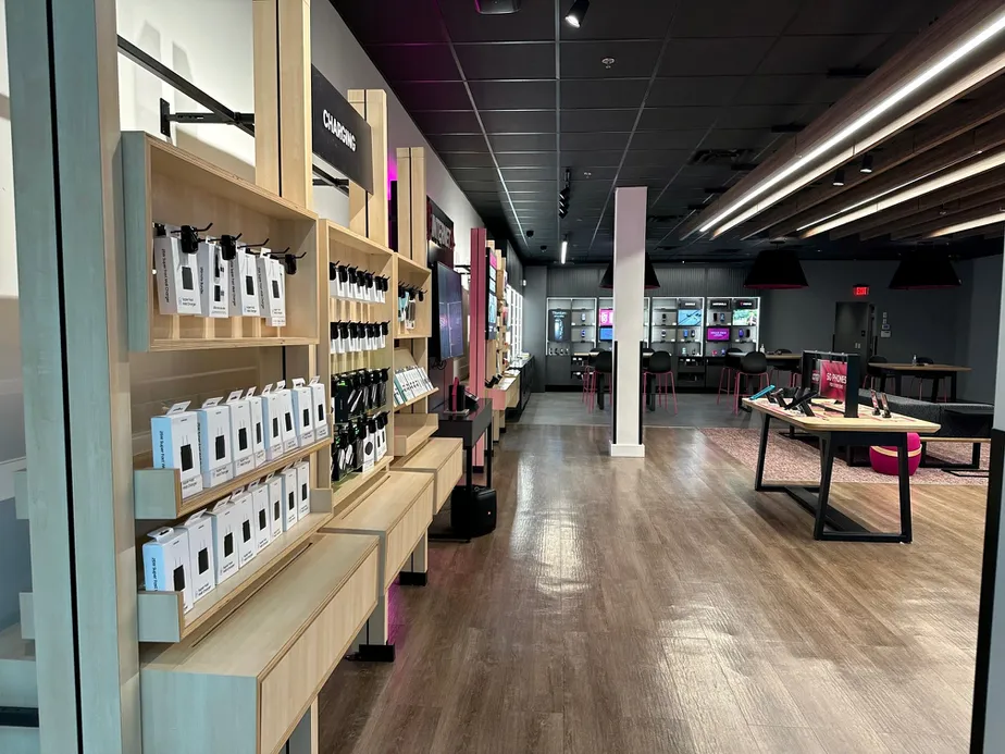 Foto del interior de la tienda T-Mobile en Florida Mall, Orlando, FL